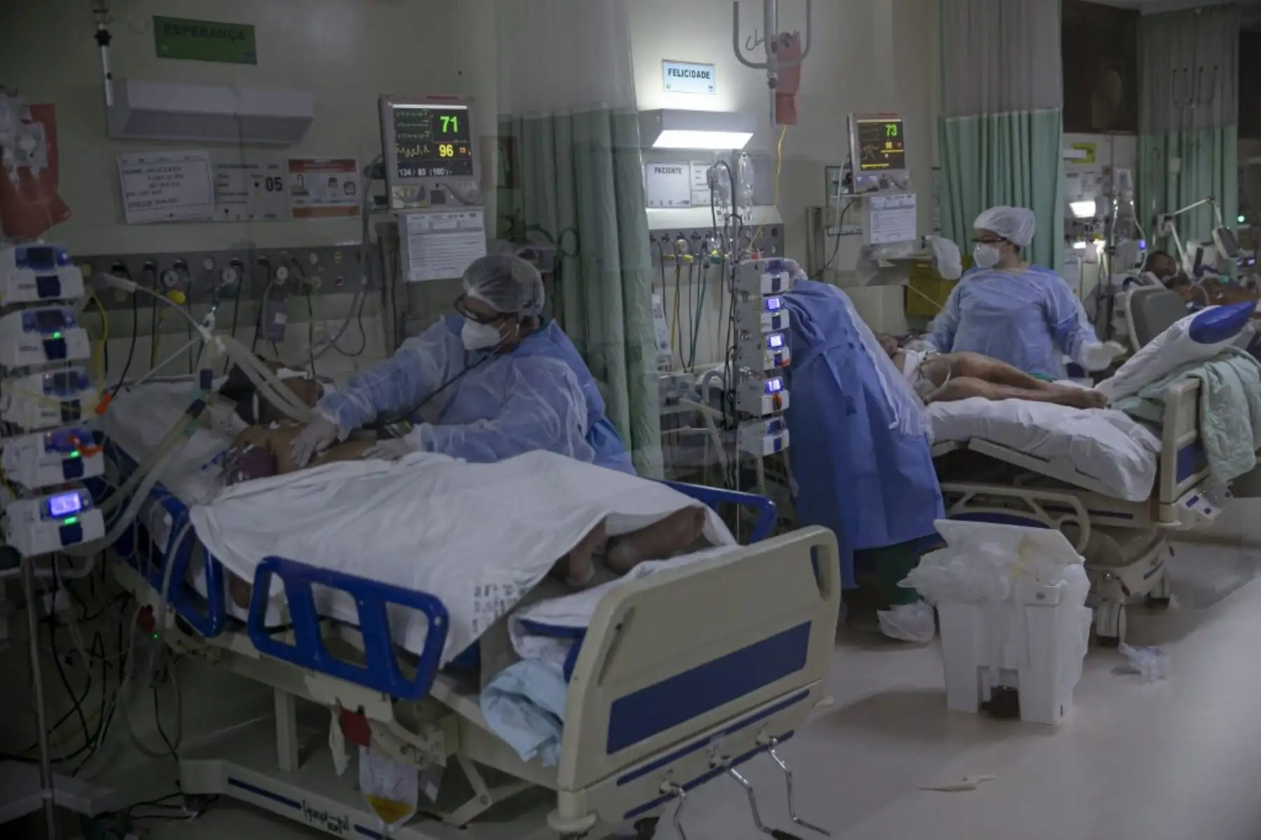 Trabajadores de la salud atienden a pacientes con coronavirus en la unidad de UCI del Hospital Público Regional de Baixo Amazonas en Santarem, estado de Pará, Brasil. Foto: AFP