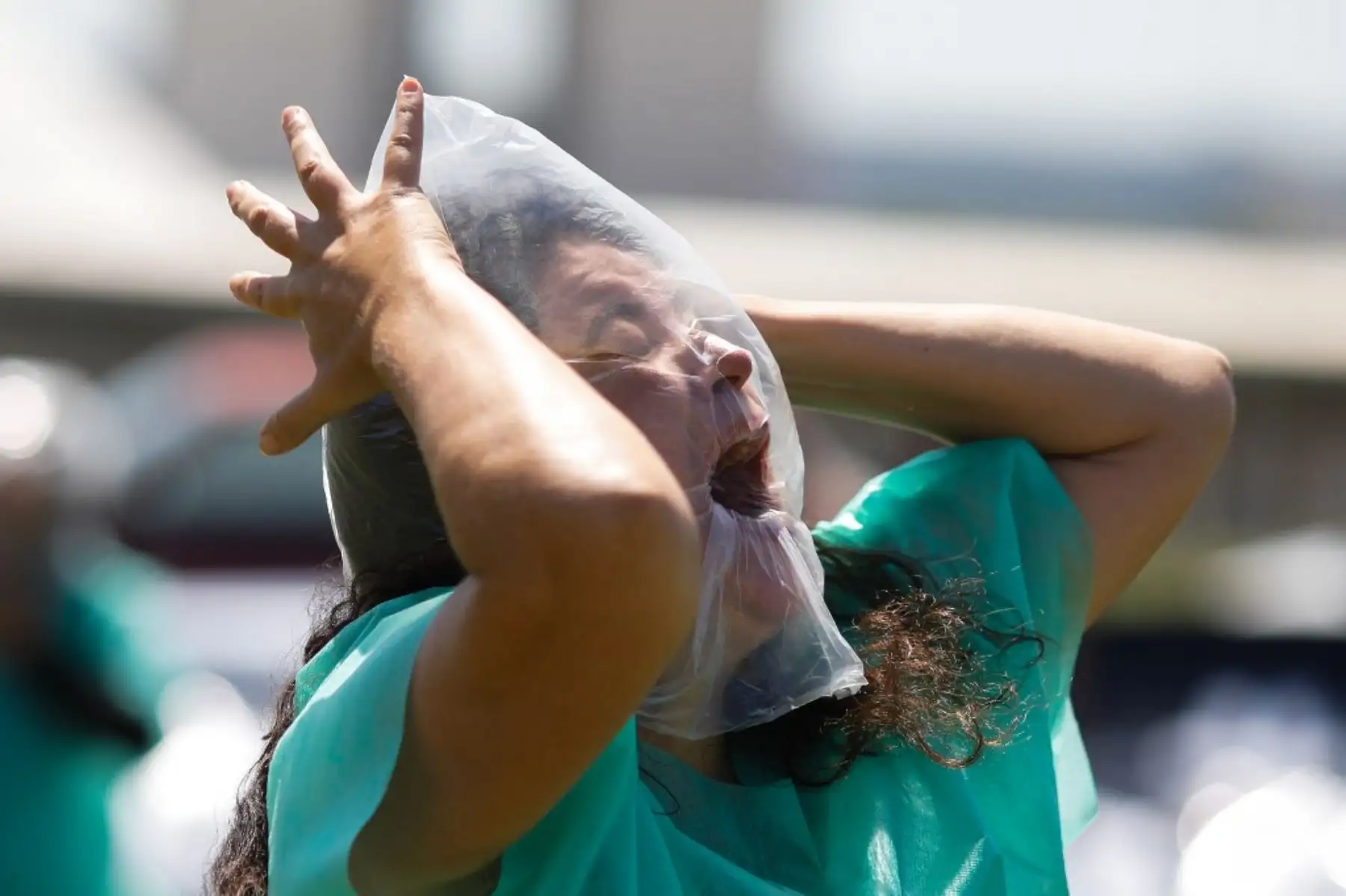 Un manifestante que representa a un paciente sin oxígeno participa en una protesta contra el presidente brasileño Jair Bolsonaro y su manejo de la crisis del coronavirus, covid-19, en Brasilia. Foto: AFP