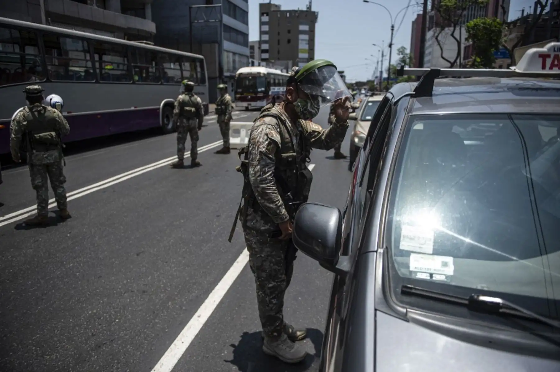 Oficiales militares controlan vehículos en Lima el 31 de enero de 2021, ya que la capital y varias otras ciudades peruanas están bajo estricto bloqueo debido al resurgimiento de casos de la nueva enfermedad del coronavirus, covid-19. Foto: AFP