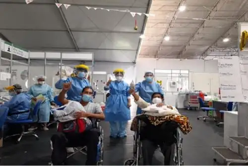 El nosocomio informó que el 44% de estos pacientes son personas de la tercera edad, quienes, a pesar de su alta vulnerabilidad lograron vencer a la enfermedad, de la mano de los trabajadores asistenciales.