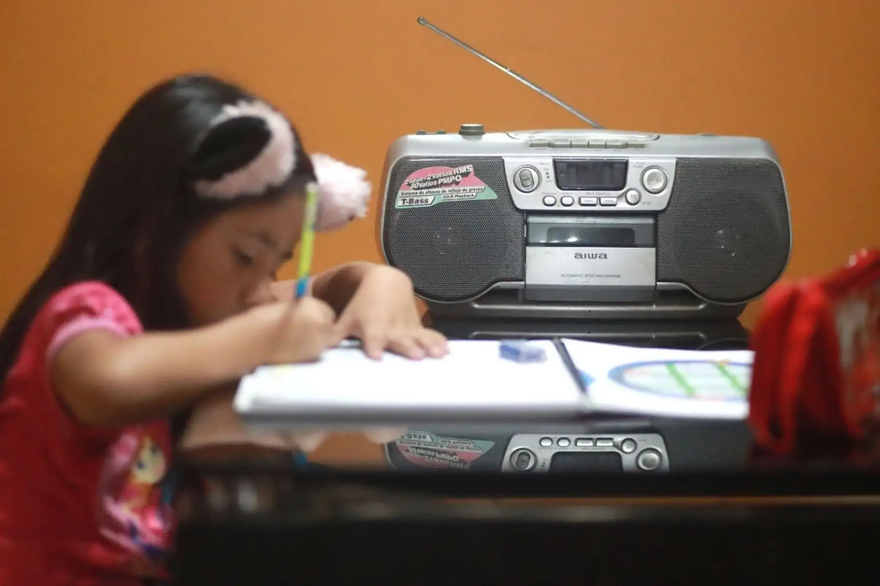 Niña recibiendo clase escolar a través de la radio. Foto: Cortesía..