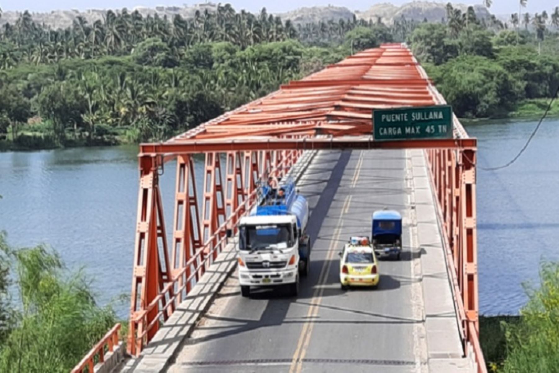 El puente Sullana, de 386 metros, se ubicada sobre el cauce del río Chira y presenta un flujo vehicular de aproximadamente 2722 vehículos por día.