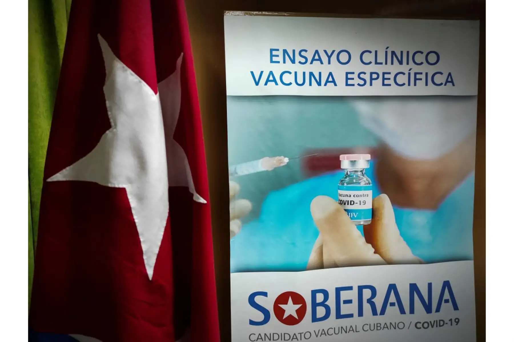 Vista de un cartel de la vacuna Soberana II contra covid-19 en el Instituto Finlay de La Habana. Foto: AFP