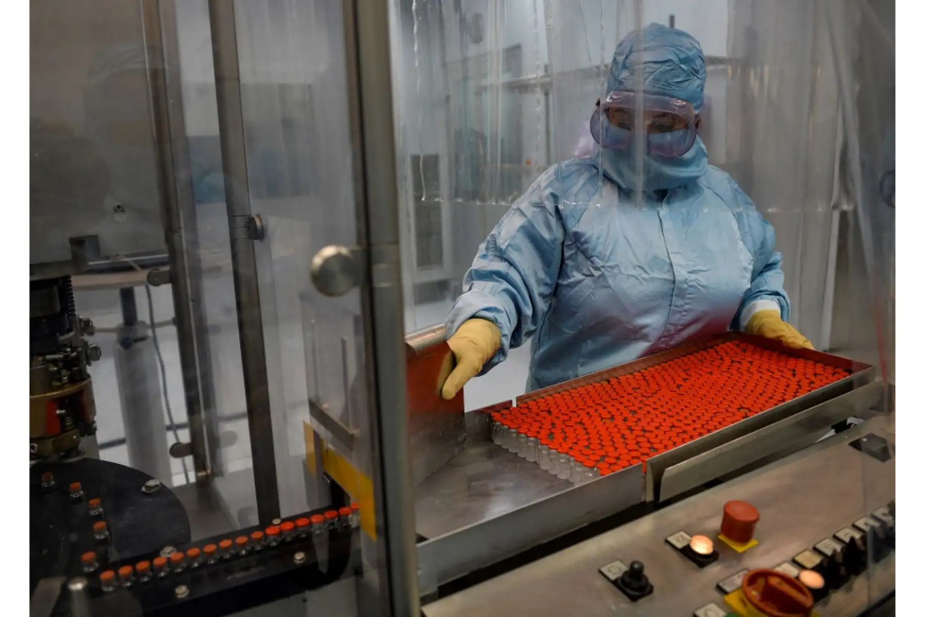 La técnica Mayelin Mejías trabaja en la Planta Procesadora de Envases y Asépticos de Vacunas del Instituto de Vacunas Finlay en La Habana. Foto: AFP