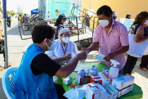 El Municipio Provincial de Trujillo firmó un convenio con la Universidad Nacional de Trujillo, a fin de recibir 100,000 frascos de ivermectina, que se entregarán en lotes de 20,000 unidades cada vez.