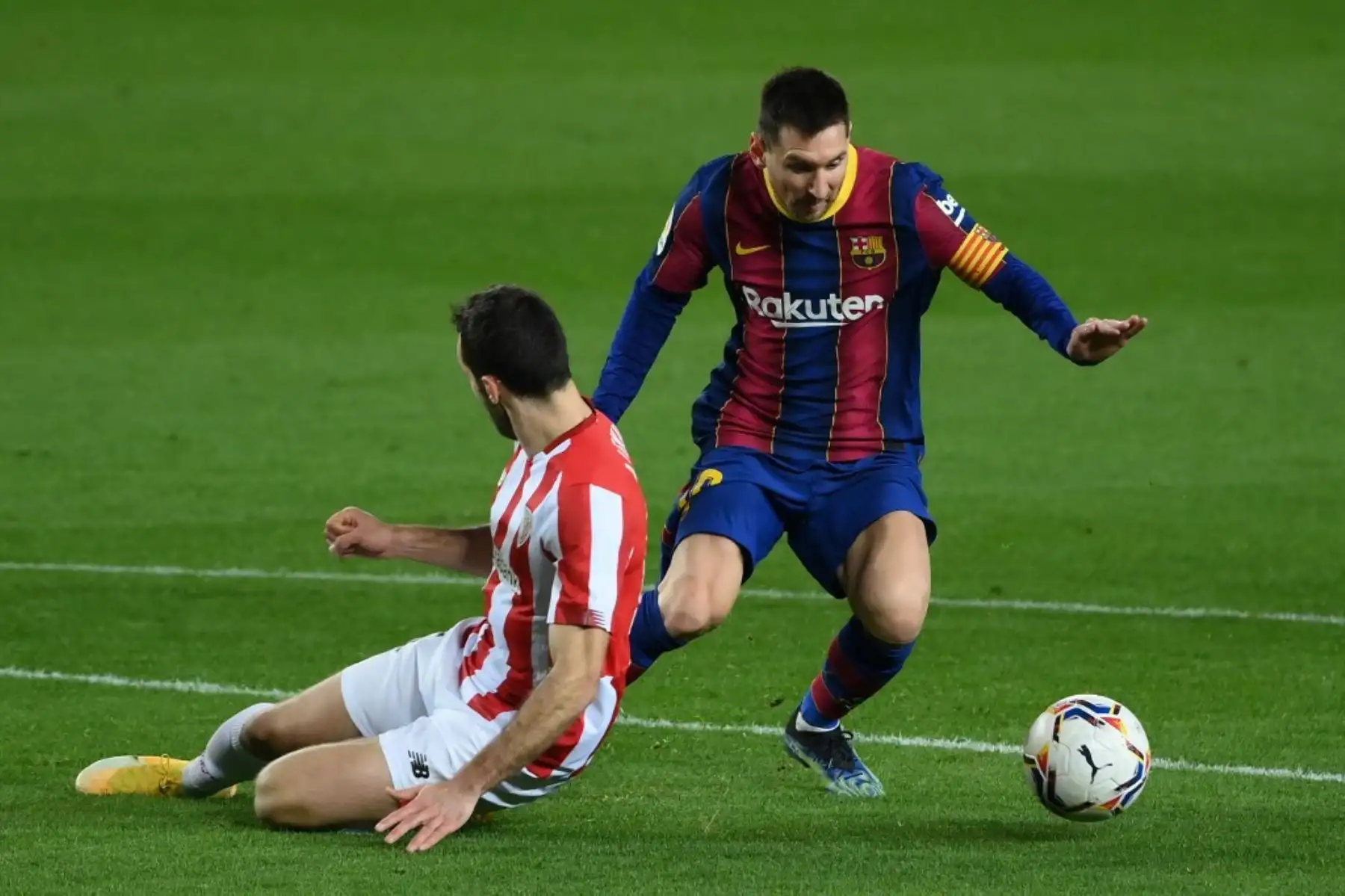 El defensa español del Athletic de Bilbao, Inigo Lekue, desafía al delantero argentino del Barcelona Lionel Messi durante el partido de fútbol de la liga española FC Barcelona contra el Athletic Club de Bilbao en el estadio Camp Nou de Barcelona. Foto: AFP