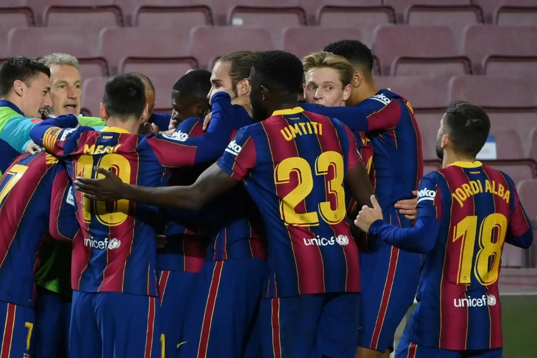Los jugadores del Barcelona celebran el gol del centrocampista francés Antoine Griezmann durante el partido de la liga española FC Barcelona contra el Athletic Club de Bilbao en el estadio Camp Nou de Barcelona., Foto: AFP