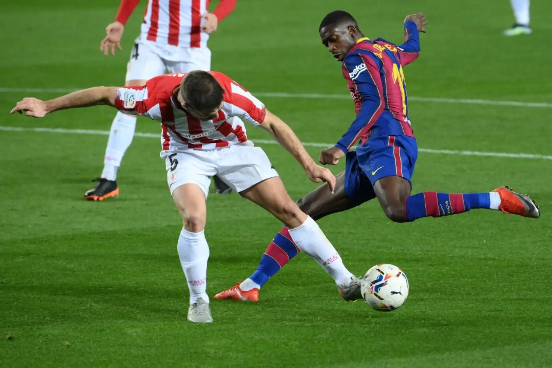 El defensa español del Athletic de Bilbao, Yeray Álvarez, desafía al delantero francés del Barcelona Ousmane Dembele durante el partido de fútbol de la liga española FC Barcelona contra el Athletic Club de Bilbao en el estadio Camp Nou de Barcelona. Foto: AFP