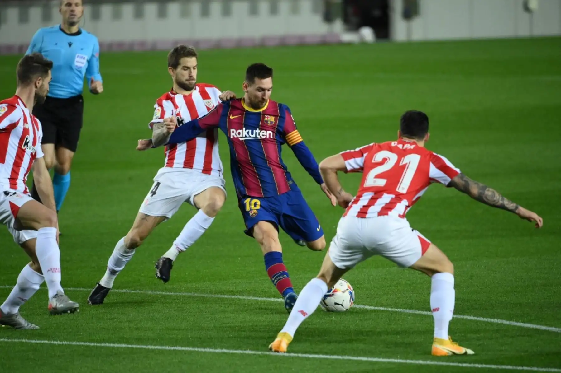 El defensa español del Athletic de Bilbao Íñigo Martínez y el defensor español del Athletic de Bilbao Ander Capa desafían al delantero  Lionel Messi durante el partido de la liga española FC Barcelona contra el Athletic Club de Bilbao en el estadio Camp Nou de Barcelona. Foto: AFP