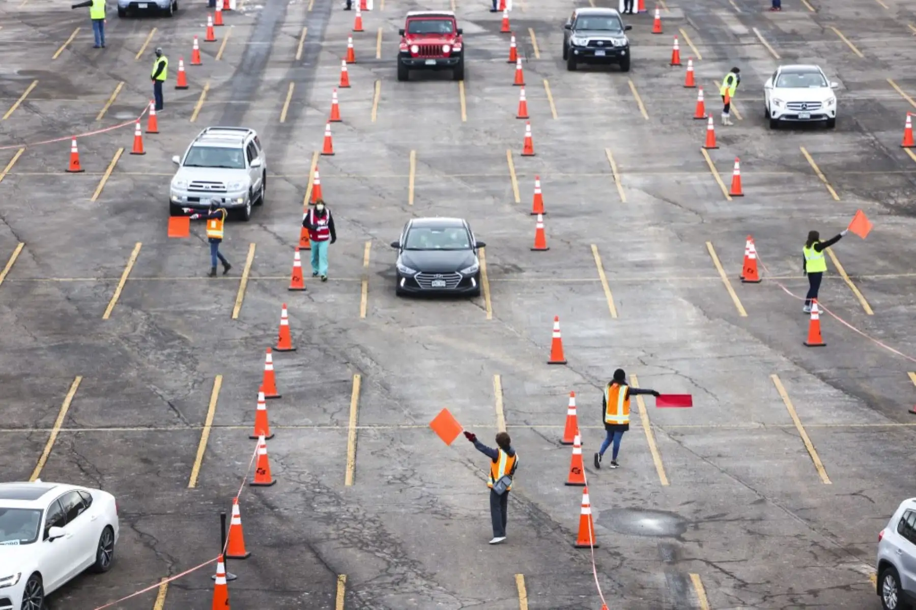 Las personas dirigen los automóviles a las carpas médicas en un evento masivo de vacunación contra covid-19 en Denver, Colorado. Foto: AFP