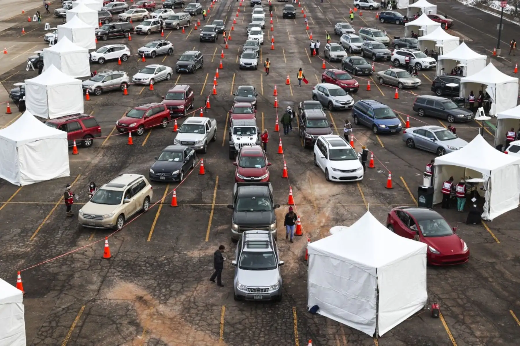Las personas dirigen los automóviles a las carpas médicas en un evento masivo de vacunación contra covid-19 en Denver, Colorado. Foto: AFP