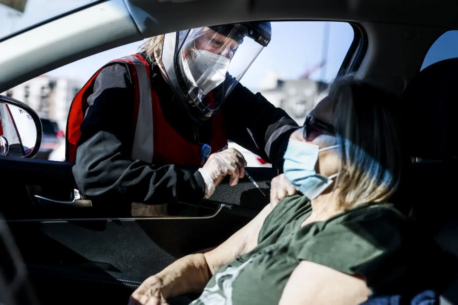 La enfermera registrada de UCHealth Karen Nerger administra una dosis de la vacuna Pfizer-BioNTech en un evento masivo de vacunación covid-19 en Denver, Colorado. Foto: AFP