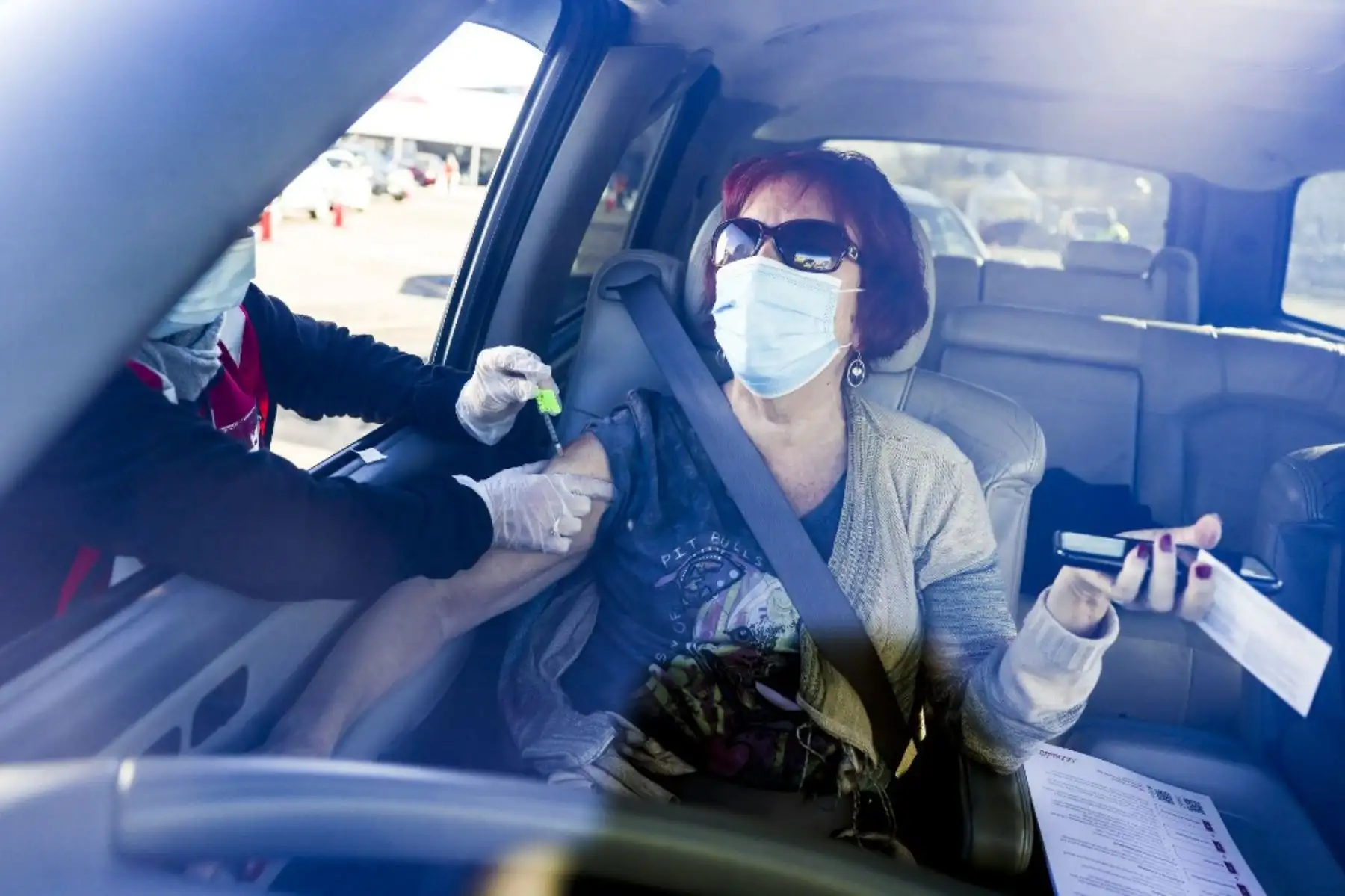 Ambika Nansell recibe una dosis de la vacuna Pfizer-BioNTech en un evento masivo de vacunación contra covid-19 en Denver, Colorado.Foto: AFP