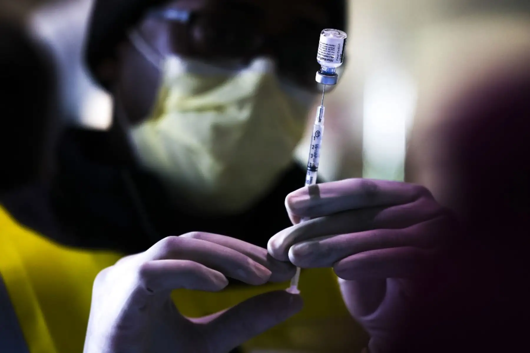 Los técnicos de farmacia preparan dosis de la vacuna Pfizer-BioNTech en un evento masivo de vacunación covid-19 en Denver, Colorado. Foto: AFP