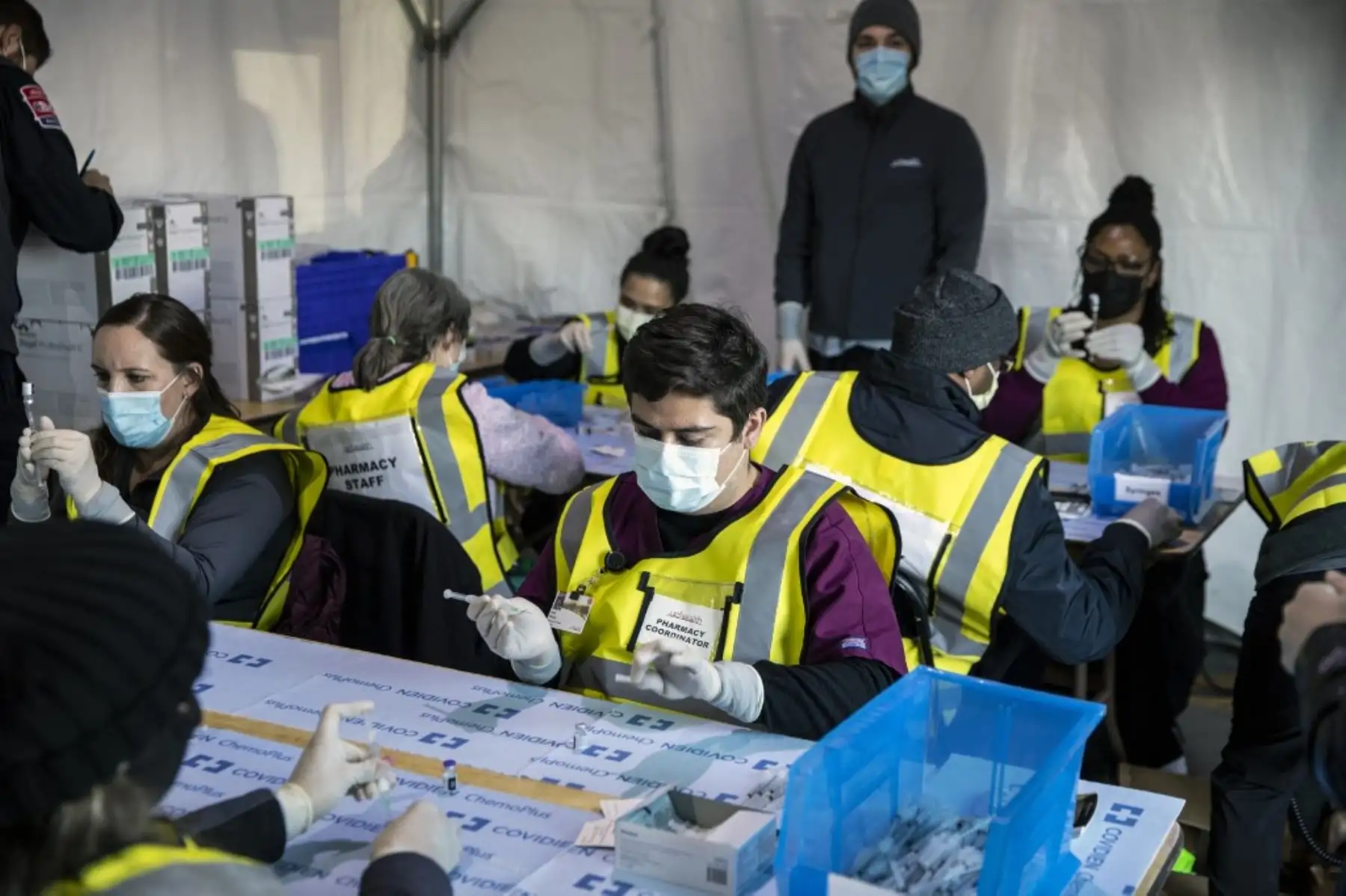 Los técnicos de farmacia preparan dosis de la vacuna Pfizer-BioNTech en un evento masivo de vacunación covid-19 en Denver, Colorado. Foto: AFP