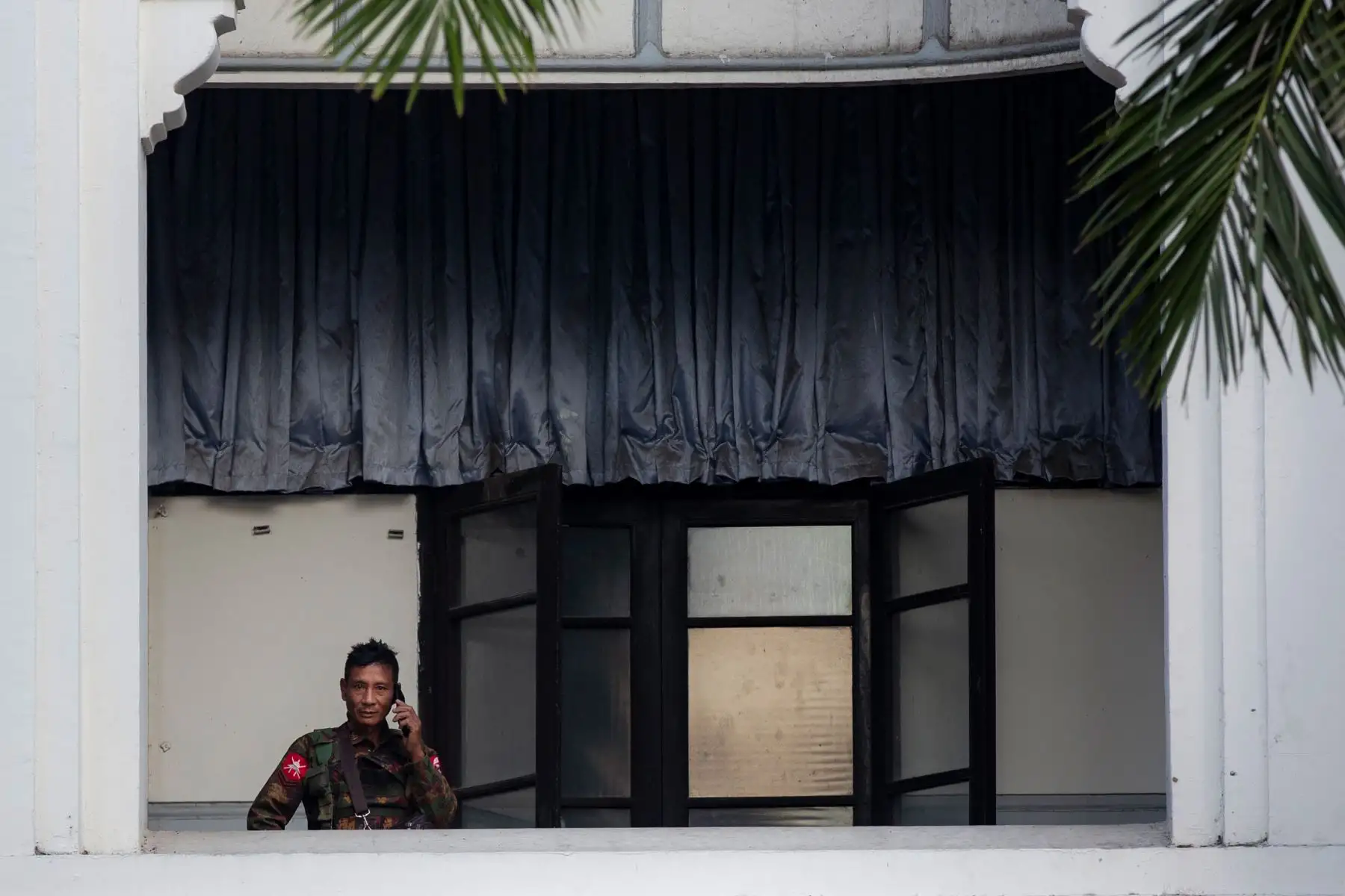 Un soldado monta guardia en el Ayuntamiento de Yangon el, después de que el ejército de Myanmar tomó el poder en un golpe de estado incruento el lunes, deteniendo a la líder democráticamente elegida Aung San Suu Kyi cuando impuso un estado de emergencia por un año. Foto: AFP