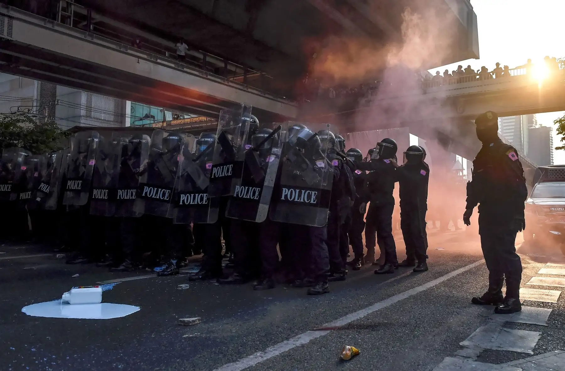 Los manifestantes tailandeses a favor de la democracia se enfrentan a la policía antidisturbios en Bangkok, cerca de donde los migrantes de Myanmar se manifestaban después de que el ejército de Myanmar detuviera a la líder de facto del país, Aung San Suu Ky. Foto: AFP