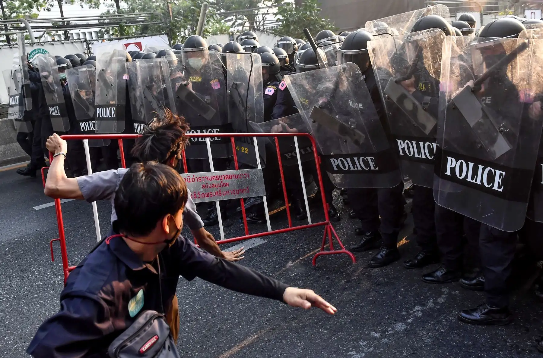 Los manifestantes tailandeses a favor de la democracia se enfrentan a la policía antidisturbios en Bangkok, cerca de donde los migrantes de Myanmar se manifestaban después de que el ejército de Myanmar detuviera a la líder de facto del país, Aung San Suu Ky. Foto: AFP