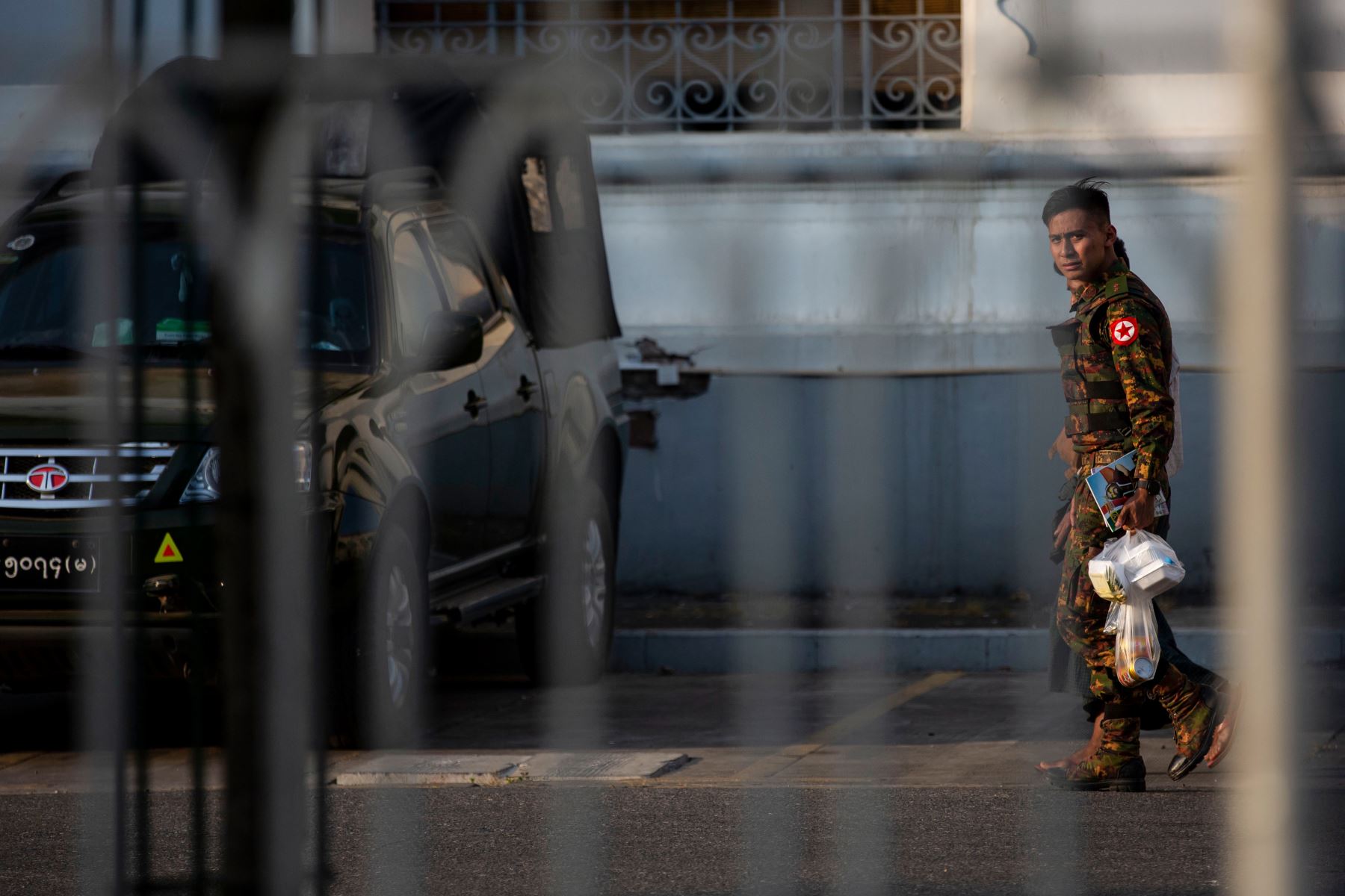 Un soldado mira hacia afuera mientras camina en el recinto del Ayuntamiento en Yangon, después de que el ejército de Myanmar tomó el poder en un golpe de estado incruento el lunes, deteniendo a la líder democráticamente elegida Aung San Suu Kyi cuando impuso un estado de emergencia por un año. Foto: AFP