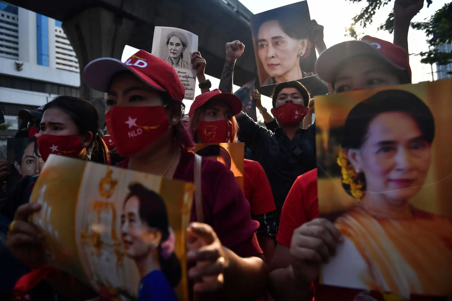 Manifestantes sostienen retratos de Aung San Suu Kyi mientras participan en una manifestación frente a la embajada de Myanmar en Bangkok. Foto: AFP