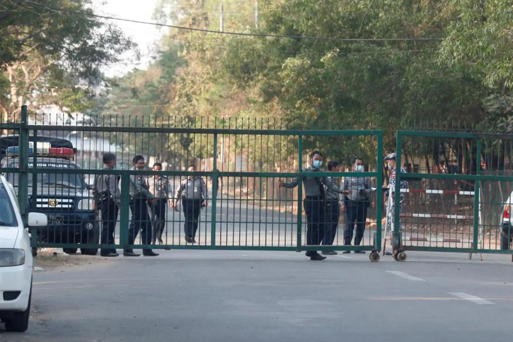 La policía bloquea la carretera que conduce al aeropuerto internacional de Yangon en Yangon, Myanmar. Foto: EFE