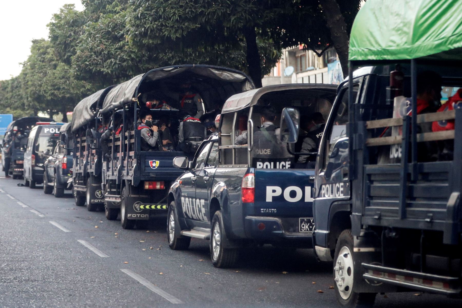 La policía bloquea la carretera que conduce al aeropuerto internacional de Yangon en Yangon, Myanmar. Foto: EFE