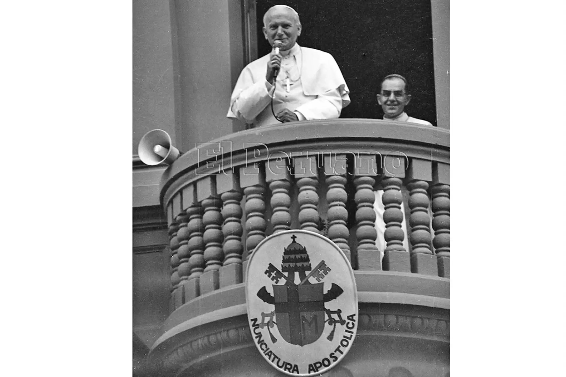Lima (1985) El Papa Juan Pablo II saludó a los fieles que se amanecieron en los exteriores de la Nunciatura Apostólica para saludarlo.
