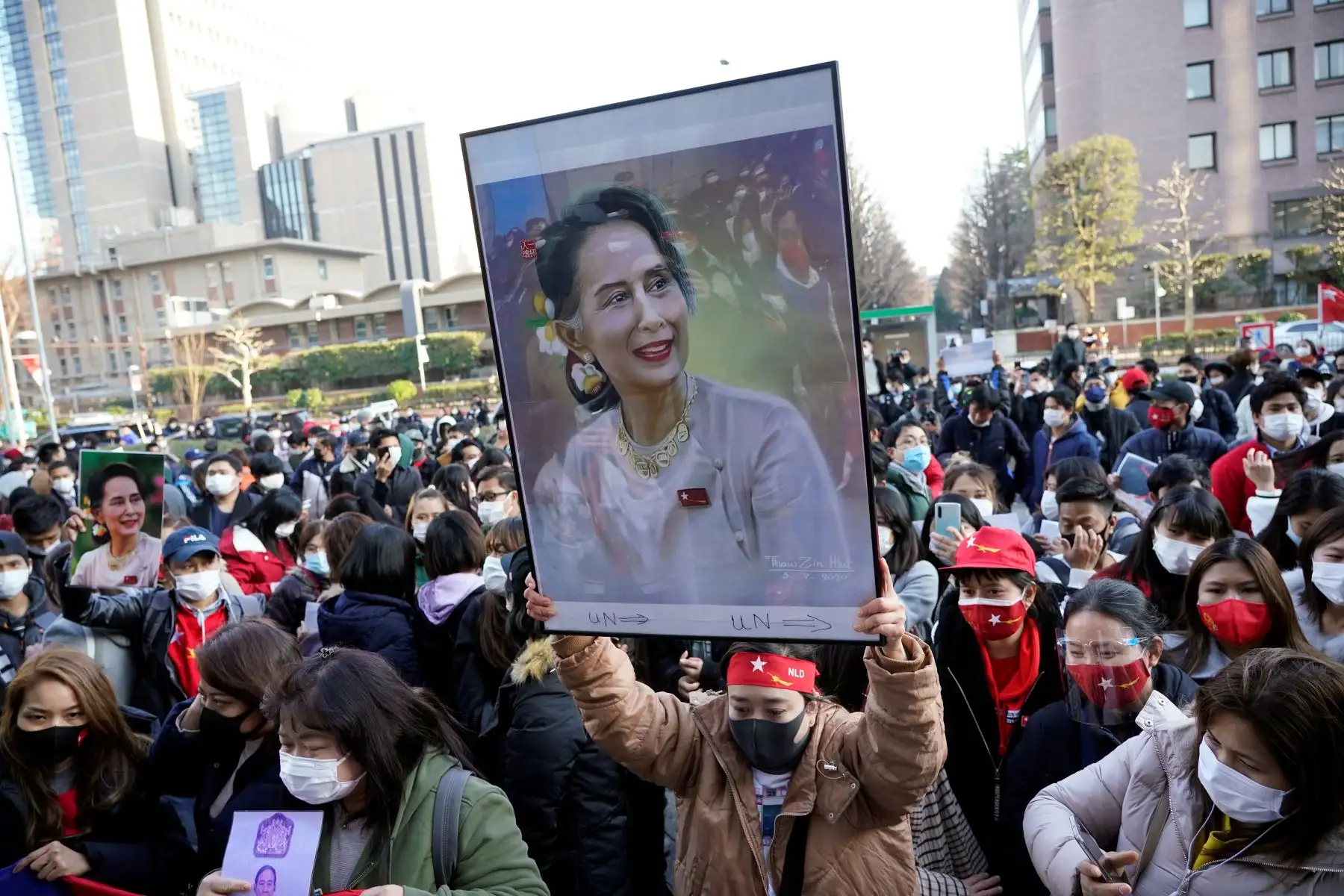 Un ciudadano de Myanmar en Japón muestra un retrato de Aung San Suu Kyi durante una protesta celebrada frente a la Universidad de las Naciones Unidas en Tokio, Japón. Foto: AFP