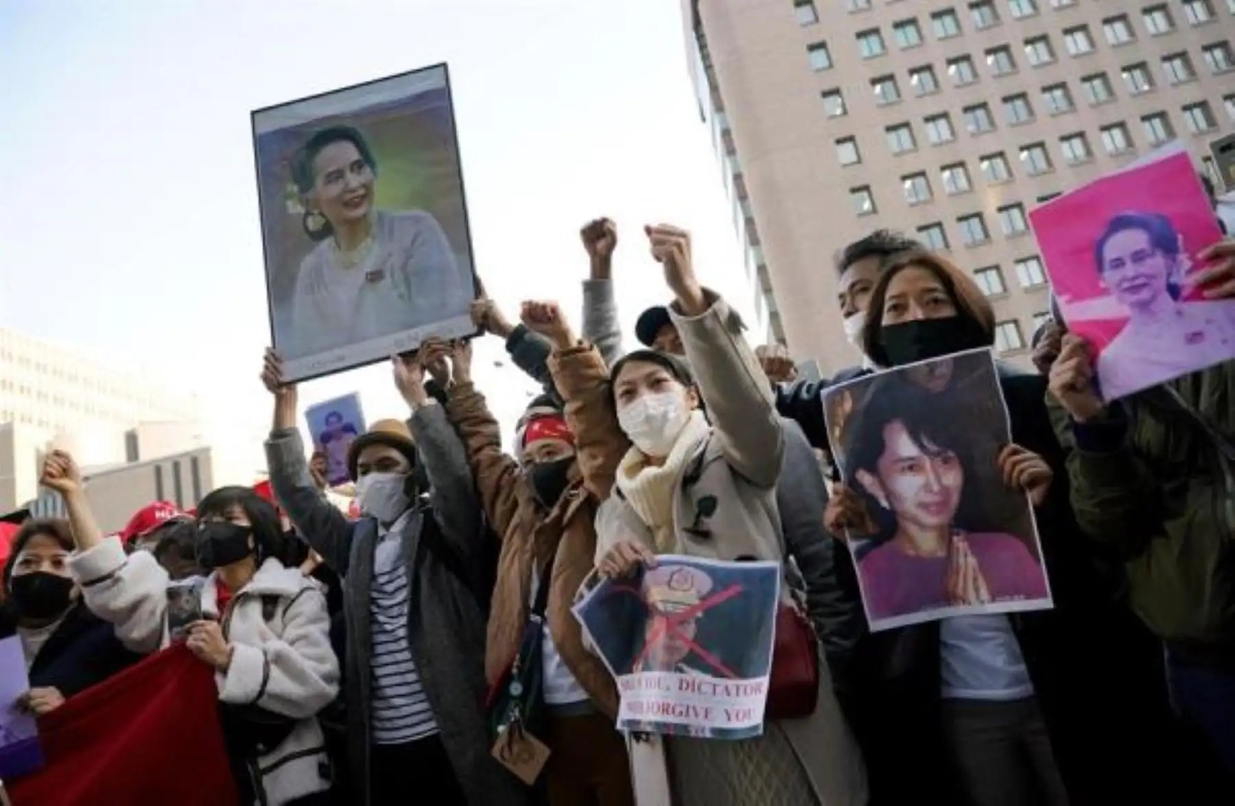 Ciudadano de Myanmar en Japón muestra un retrato de Aung San Suu Kyi durante una protesta celebrada frente a la Universidad de las Naciones Unidas en Tokio, Japón