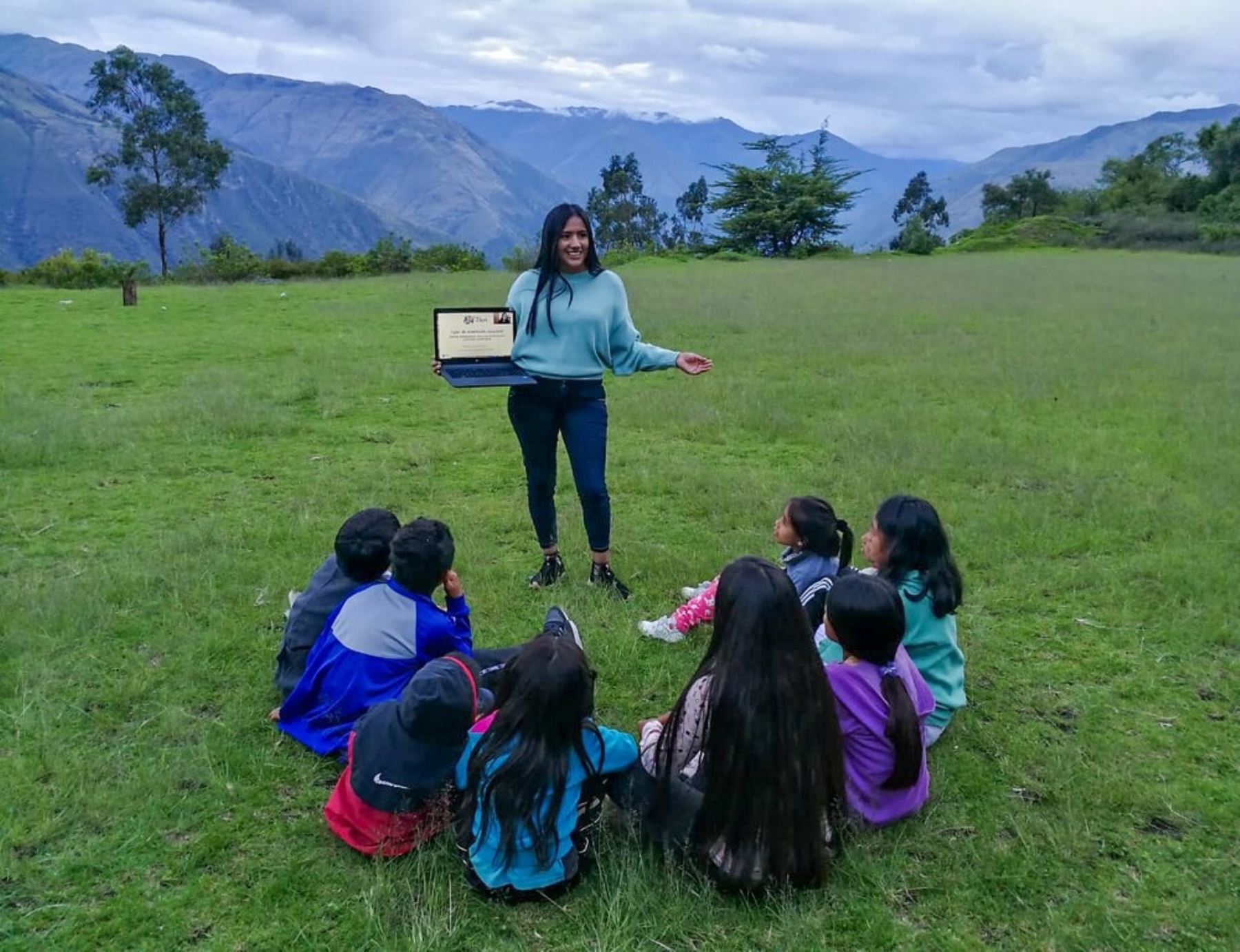 Ella es Lesly Paraguay de la Cruz, la joven talento de Huancavelica que dicta charlas de orientación vocacional en quechua dirigido a niños y jóvenes quechuahablantes. ANDINA/Difusión