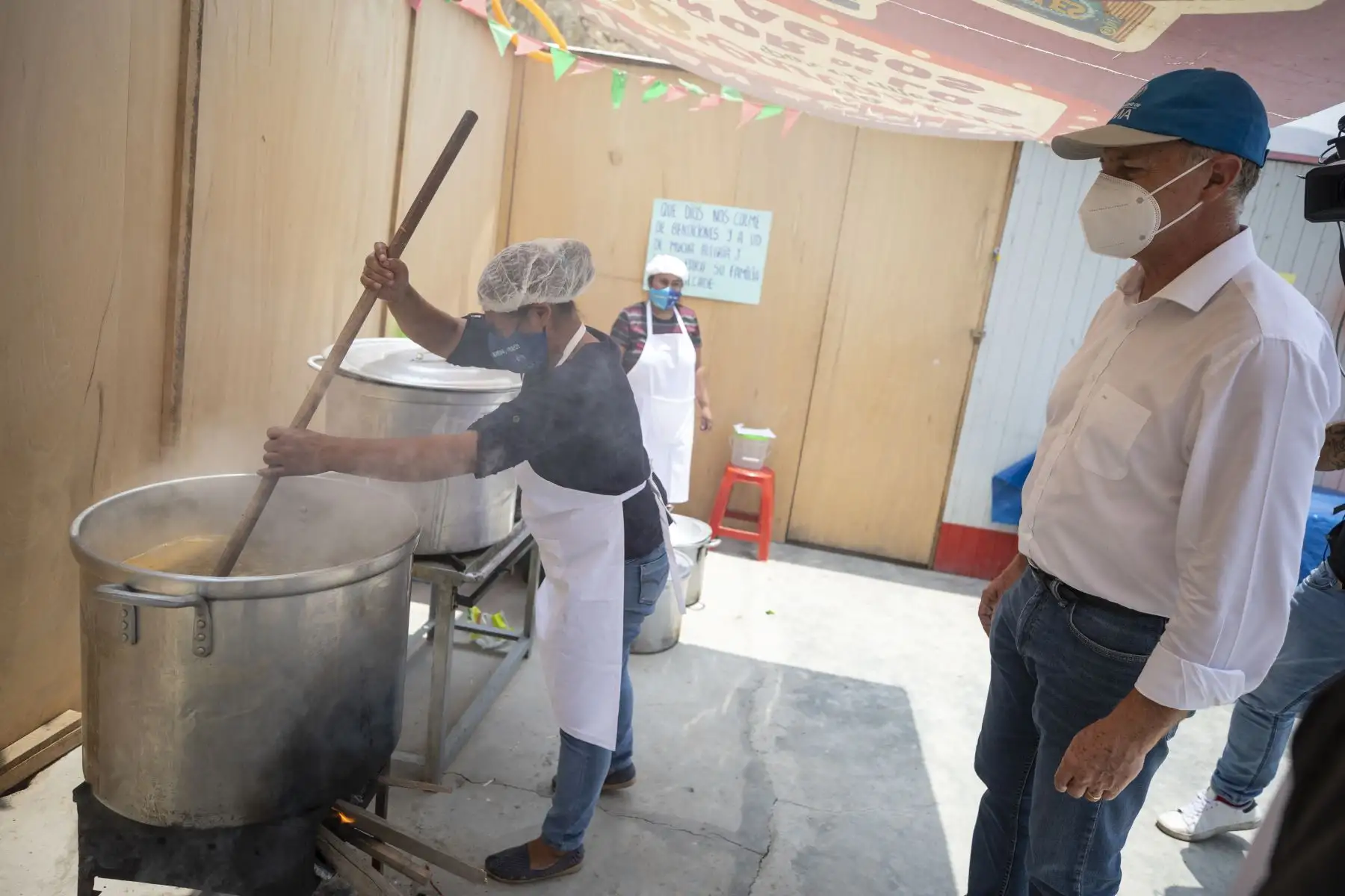 Alcalde de Lima, Jorge Muñoz, entrega donaciones para abastecer por 15 días ollas comunes en Carabayllo. Foto: MML