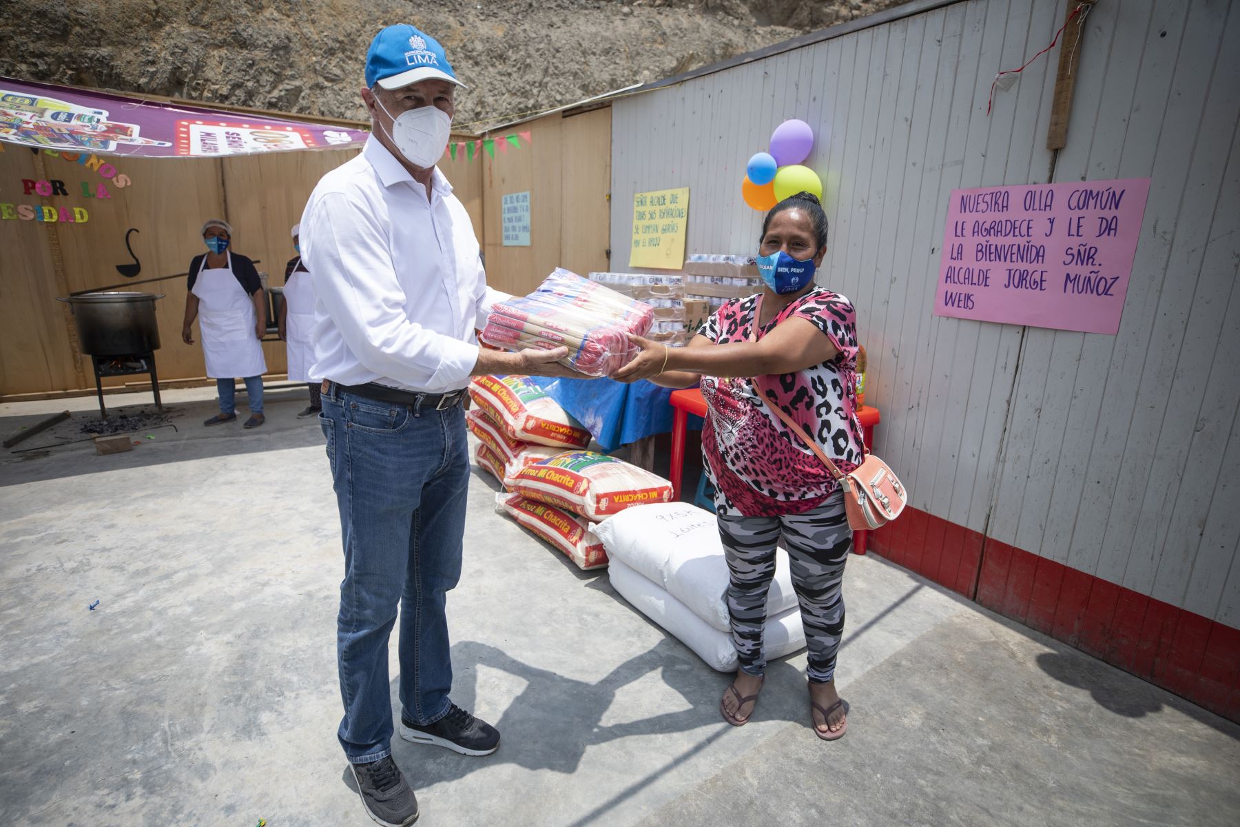 Alcalde de Lima, Jorge Muñoz, entrega donaciones para abastecer por 15 días ollas comunes en Carabayllo. Foto: MML