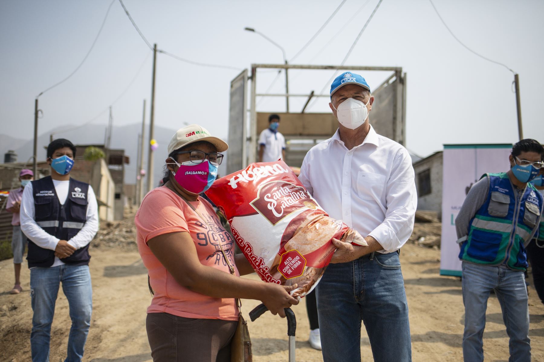 Alcalde de Lima, Jorge Muñoz, entrega donaciones para abastecer por 15 días ollas comunes en Carabayllo. Foto: MML