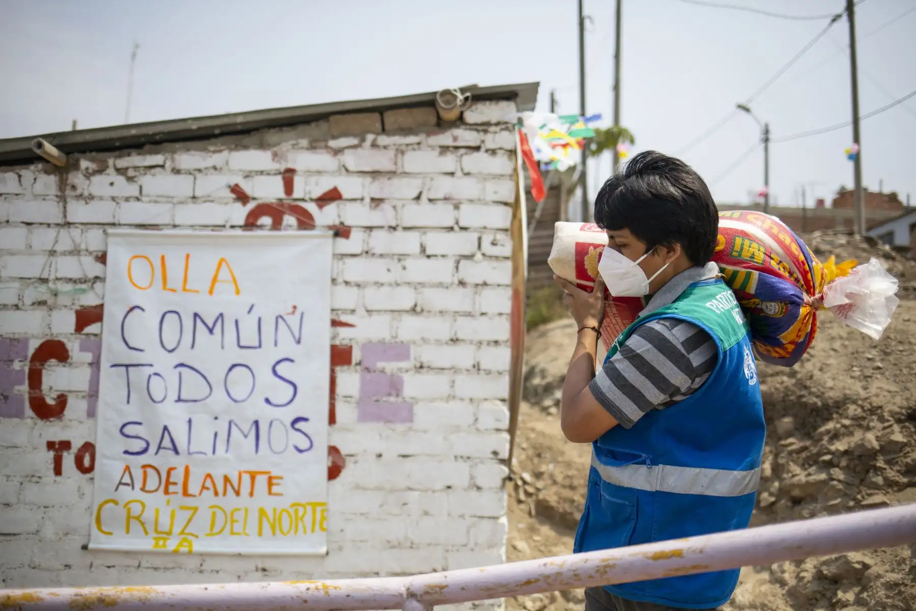 Alcalde de Lima, Jorge Muñoz, entrega donaciones para abastecer por 15 días ollas comunes en Carabayllo. Foto: MML