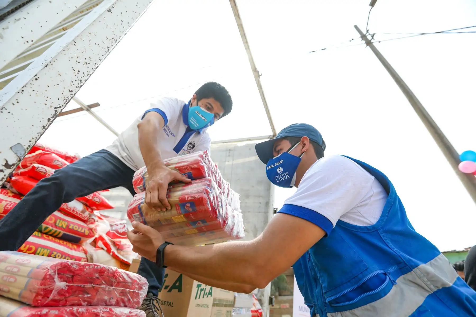 Alcalde de Lima, Jorge Muñoz, entrega donaciones para abastecer por 15 días ollas comunes en Carabayllo. Foto: MML