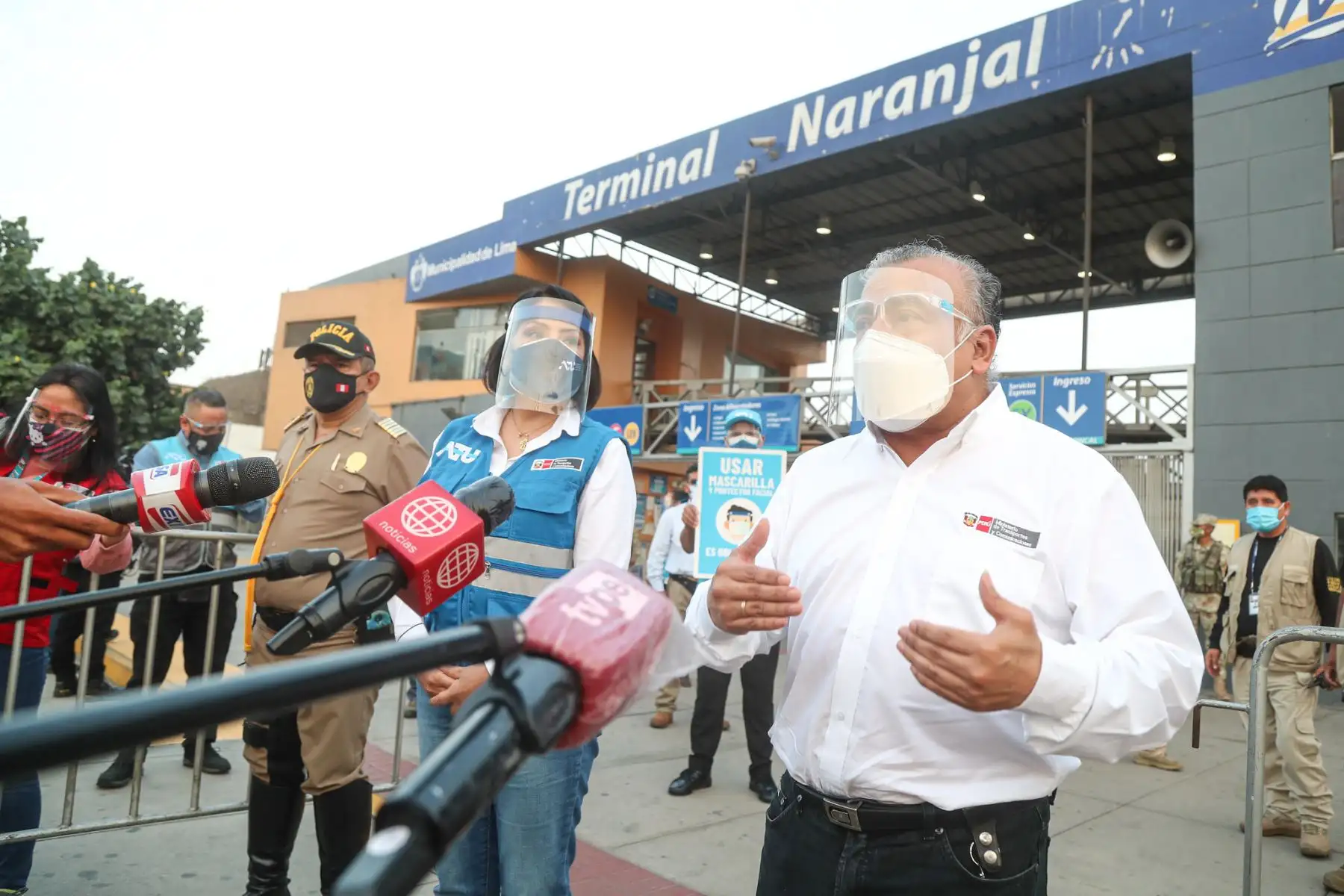 El ministro de Transportes, Eduardo González, junto a María Jara, presidenta de la ATU, realizaron una visita inopinada en la estación Naranjal del Metropolitano.

Foto: ANDINA/MTC