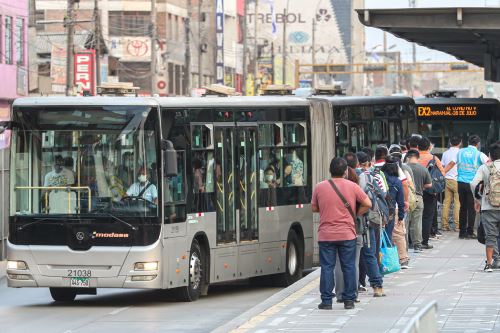 La presidenta de la Autoridad de Transporte Urbano para Lima y Callao (ATU), Marybel Vidal Matos, anuncia cambios en El Metropolitano a fin de mejorar el servicio y evitar demora en la espera de los buses. Foto:ATU/Difusión