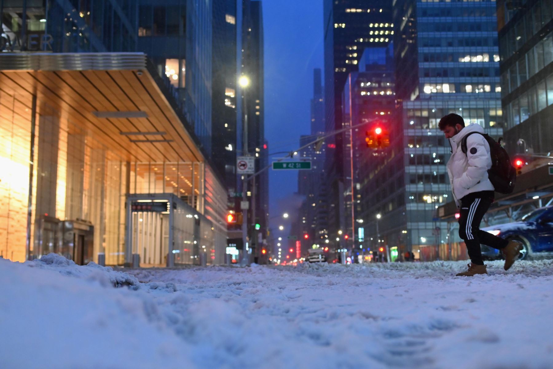 Una persona camina en la nieve en Midtown durante una tormenta de invierno en la ciudad de Nueva York. 

Foto:AFP