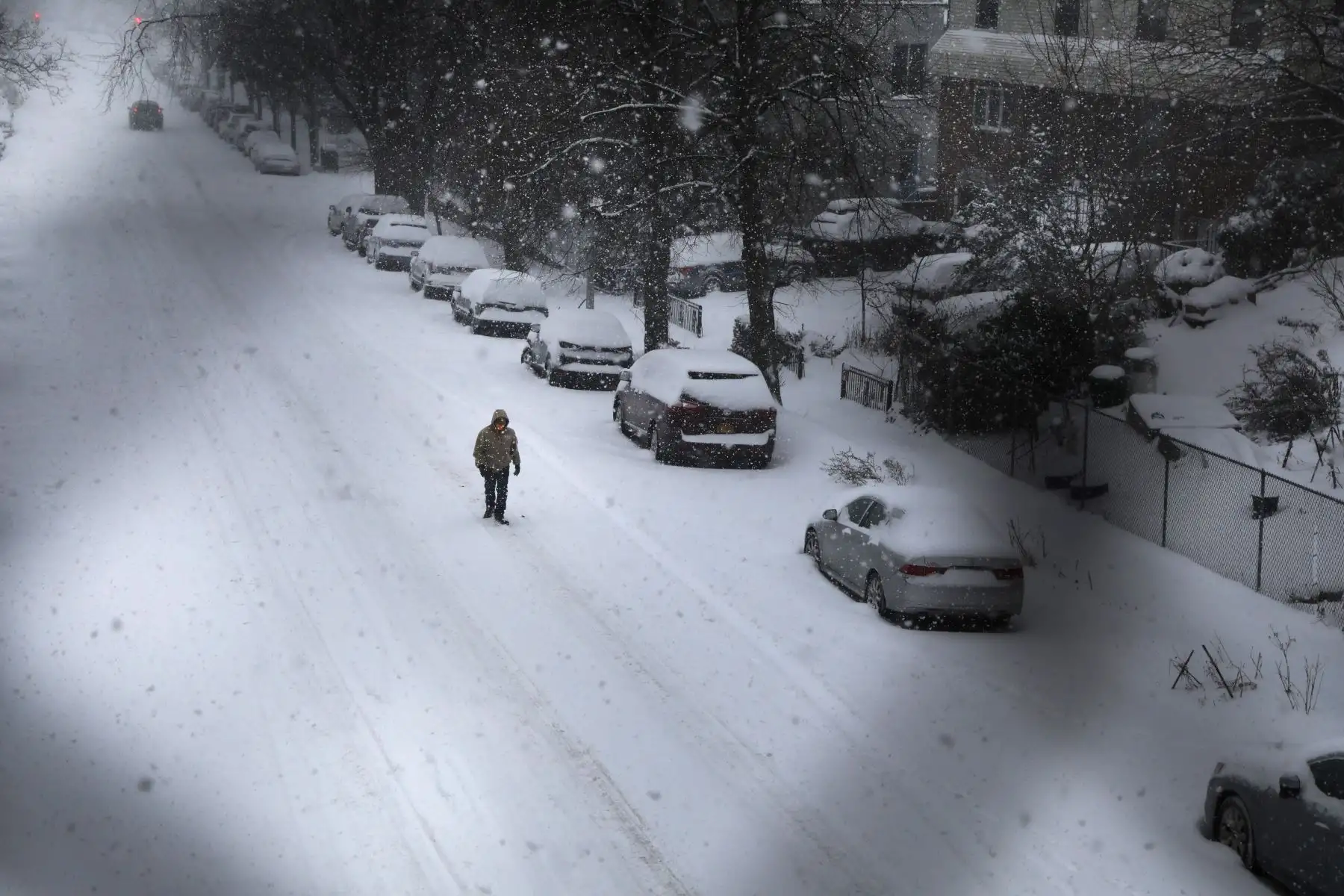 Un hombre camina por la nieve tras la llegada de una gran nevada en Nueva York.

Foto:AFP