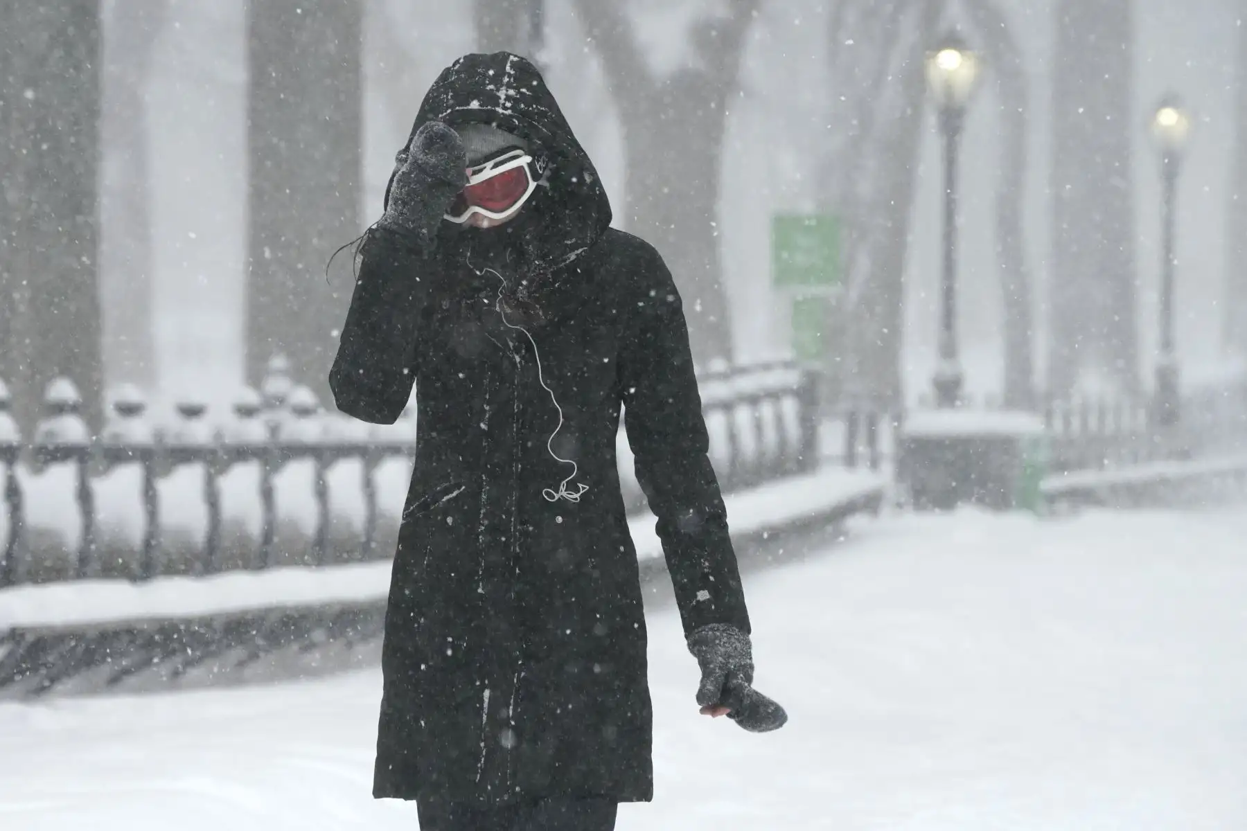 Una mujer camina por el Mall and Literary Walk en Central Park durante una tormenta de invierno en la ciudad de Nueva York. 

Foto:AFP