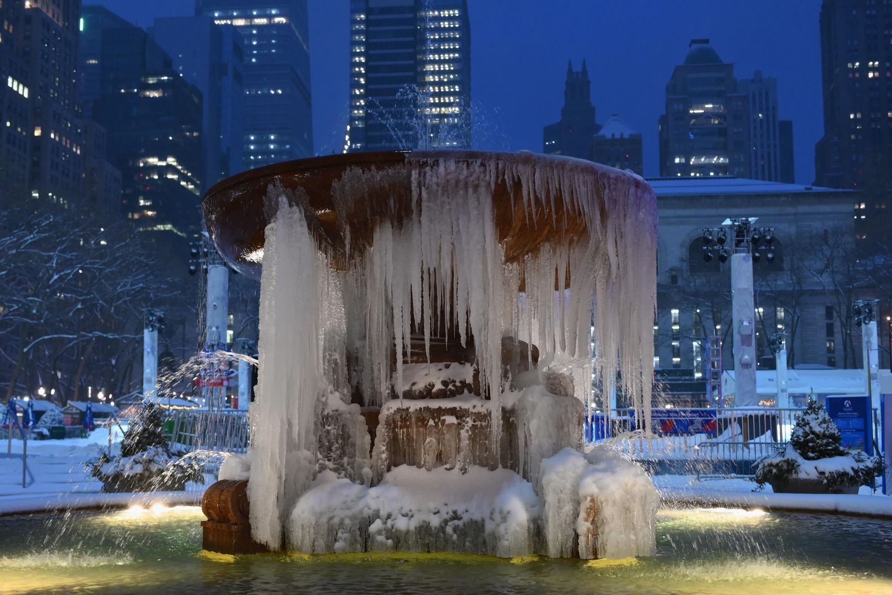 La fuente conmemorativa de Josephine Shaw Lowell se ve cubierta de hielo durante una tormenta de invierno en la ciudad de Nueva York. 

Foto:AFP