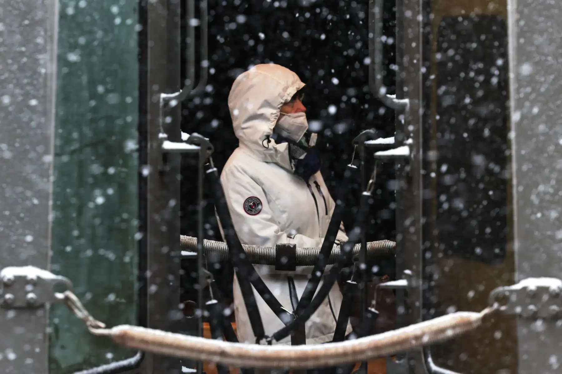 Una persona se para en la plataforma del metro mientras un tren está inactivo en el vecindario Flatbush de Brooklyn en la ciudad de Nueva York.

Foto:AFP