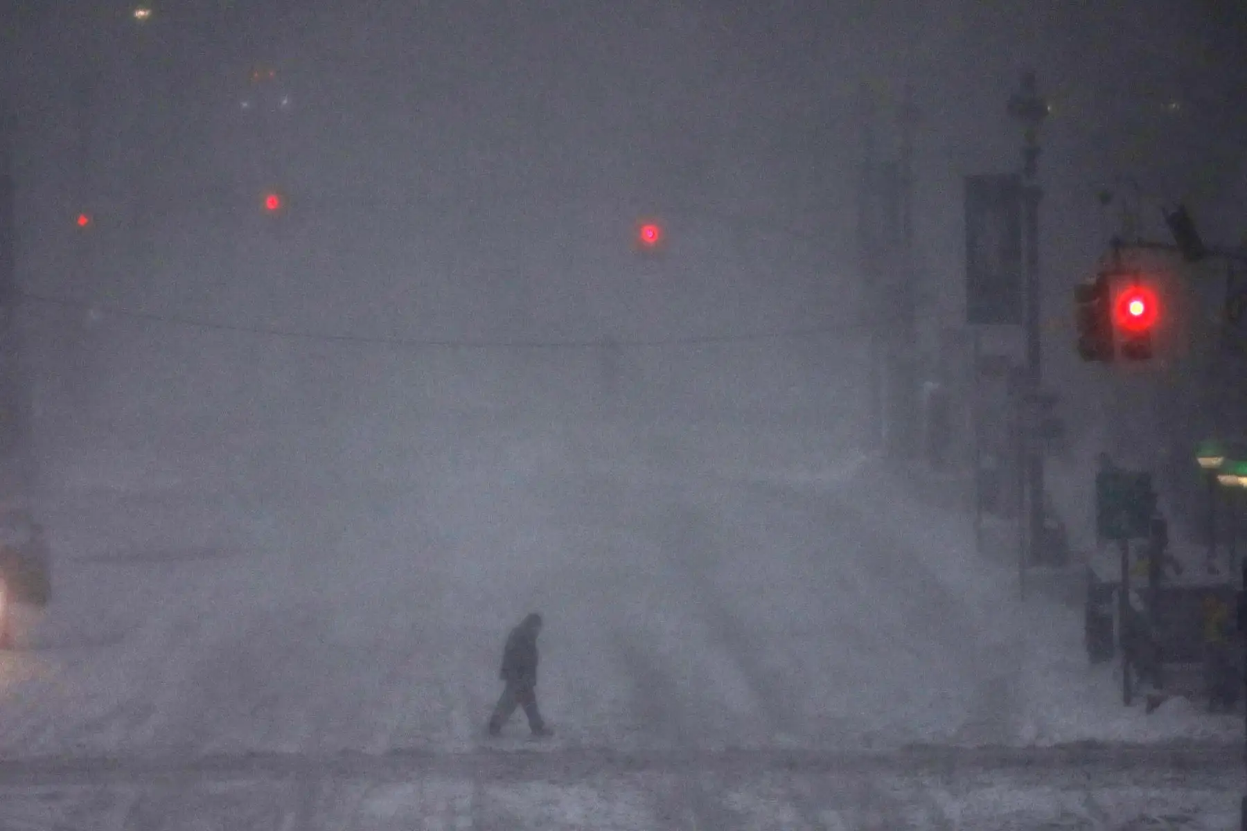 Un hombre camina por la nieve tras la llegada de una gran nevada en Nueva York.

Foto:AFP
