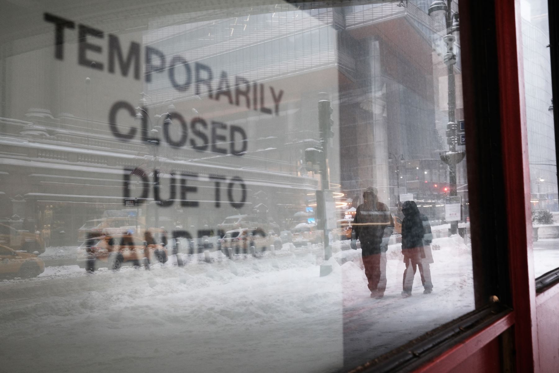 La gente camina por la nieve en Manhattan en la ciudad de Nueva York.

Foto:AFP