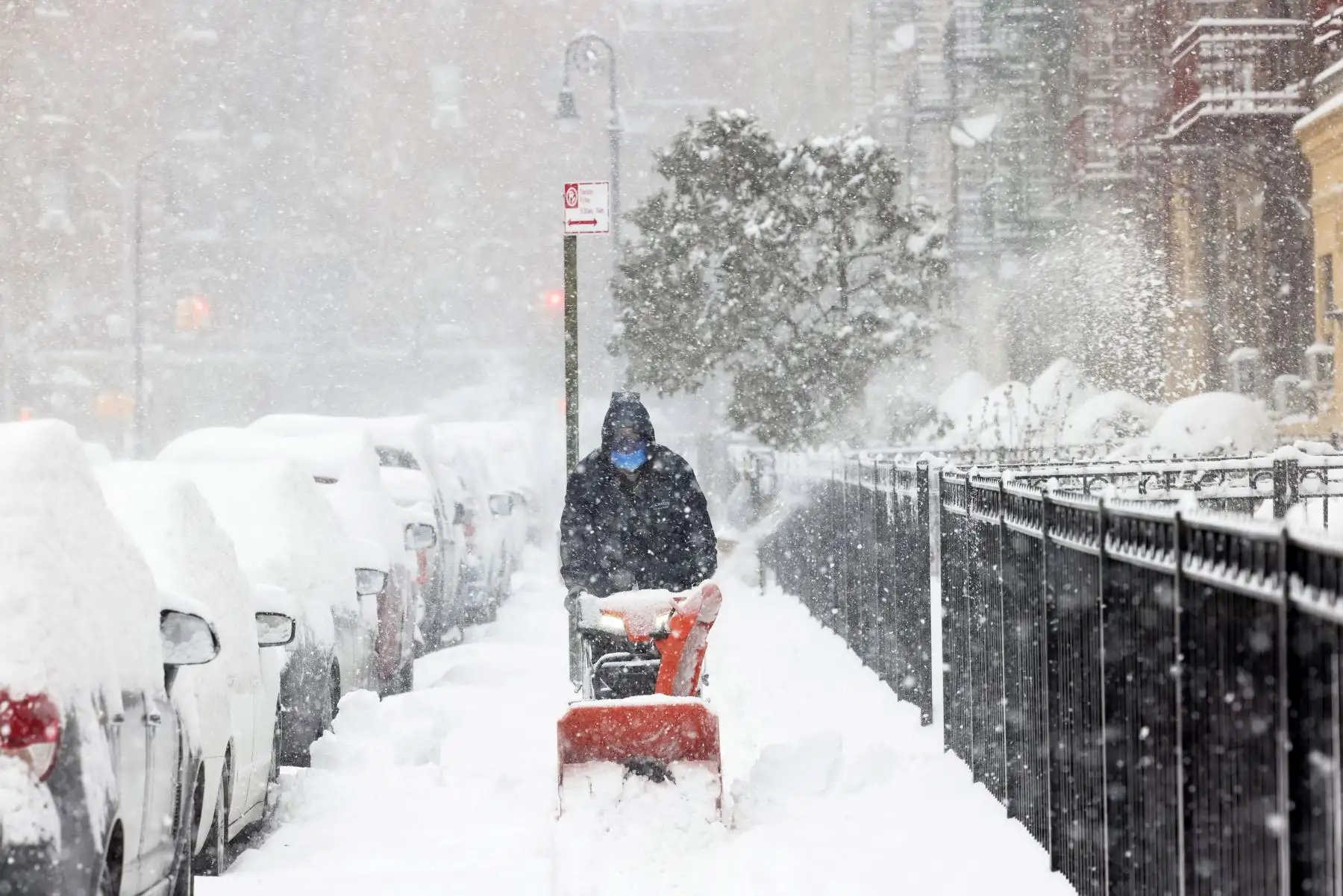 Un hombre usa un quitanieves para despejar una acera en el barrio Flatbush de Brooklyn en la ciudad de Nueva York.

Foto:AFP