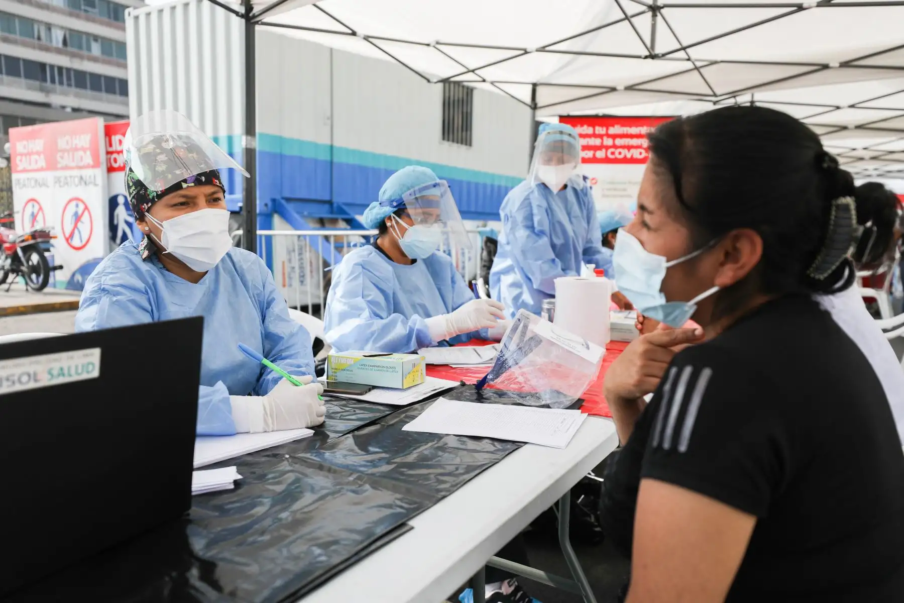 La Municipalidad de Lima, realizó la campaña de salud Lima Te cuida en la plaza Gastañeta en el Cercado de Lima, en donde se realizaron test de covid-19 para el público en general. Foto: MML