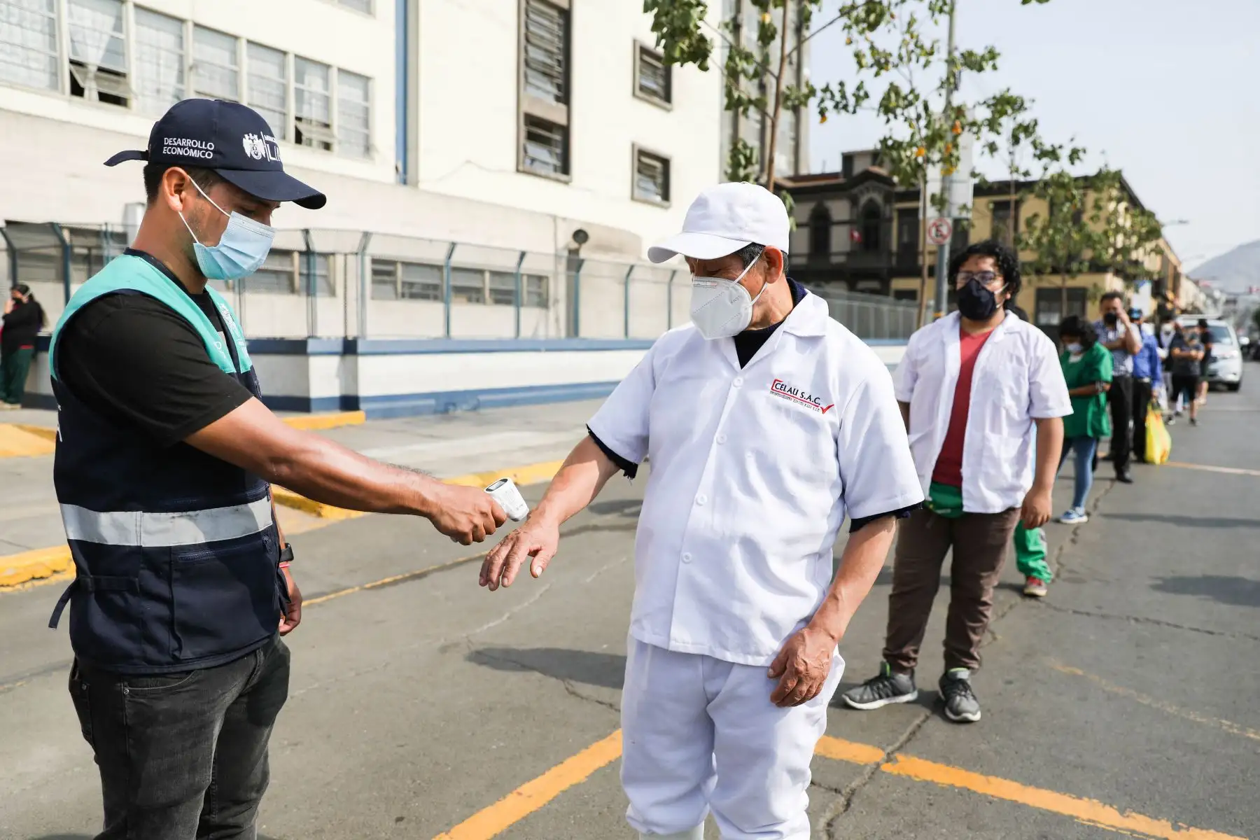La Municipalidad de Lima, realizó la campaña de salud Lima Te cuida en la plaza Gastañeta en el Cercado de Lima, en donde se realizaron test de covid-19 para el público en general. Foto: MML