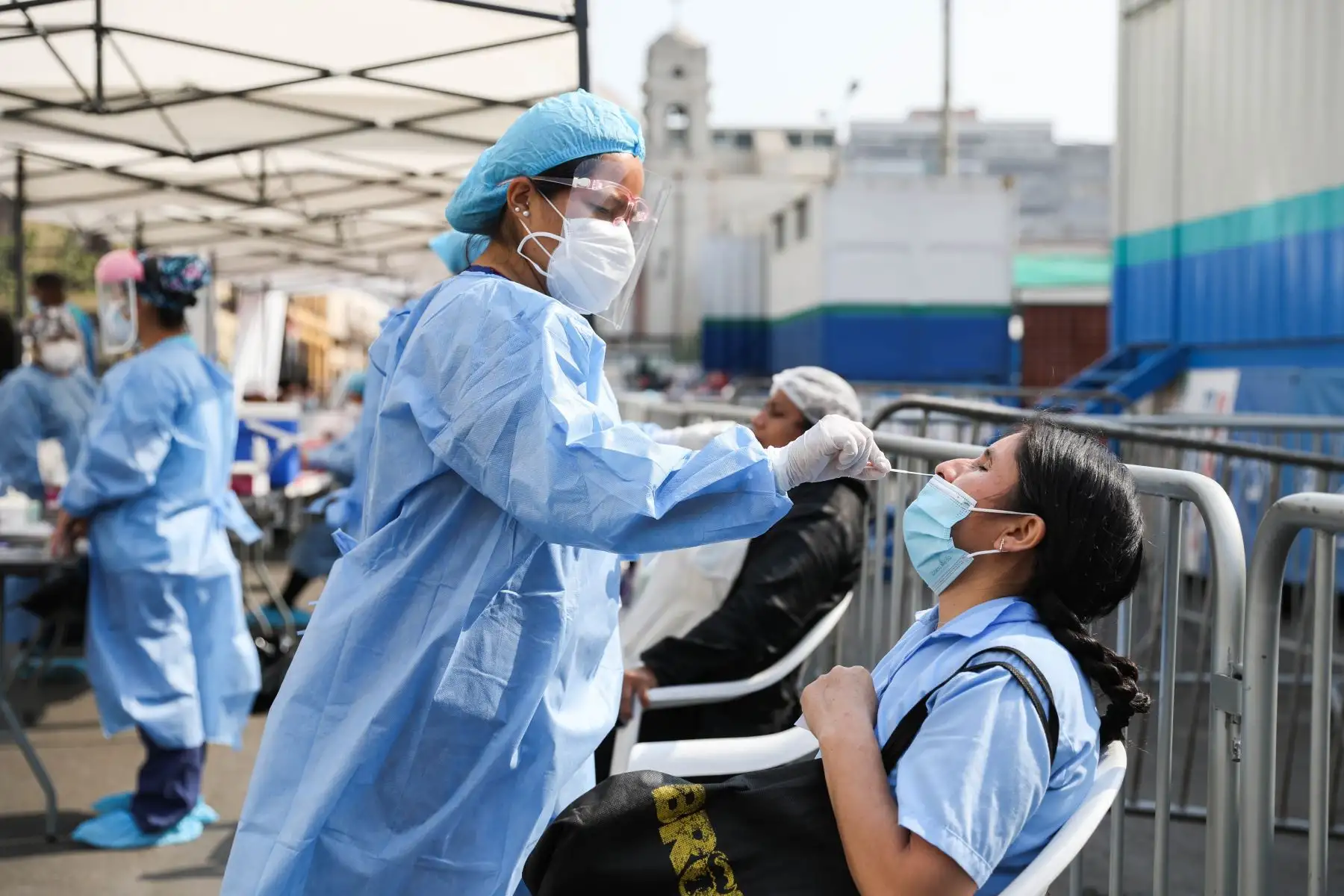 La Municipalidad de Lima, realizó la campaña de salud Lima Te cuida en la plaza Gastañeta en el Cercado de Lima, en donde se realizaron test de covid-19 para el público en general. Foto: MML