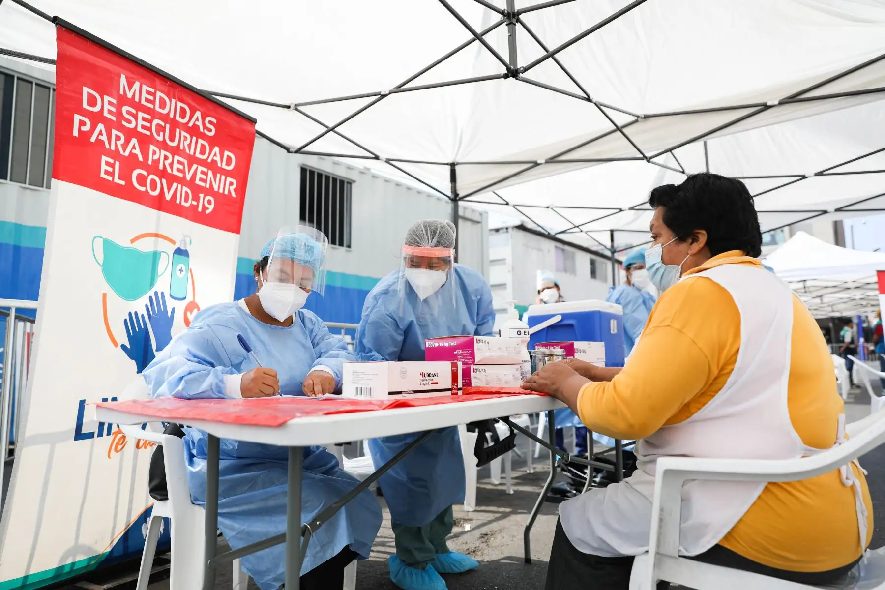 La Municipalidad de Lima, realizó la campaña de salud Lima Te cuida en la plaza Gastañeta en el Cercado de Lima, en donde se realizaron test de covid-19 para el público en general. Foto: MML
