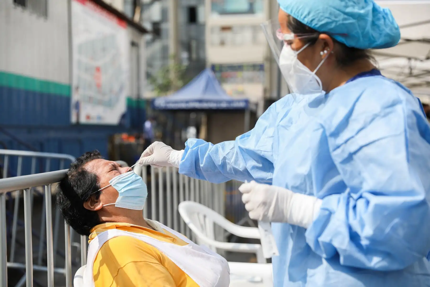 La Municipalidad de Lima, realizó la campaña de salud Lima Te cuida en la plaza Gastañeta en el Cercado de Lima, en donde se realizaron test de covid-19 para el público en general. Foto: MML